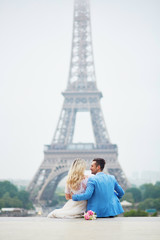 Fototapeta na wymiar Just married couple near the Eiffel tower in Paris