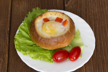 Яичница в булочке на завтрак