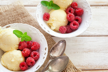 Vanilla ice cream with raspberry and mint 
