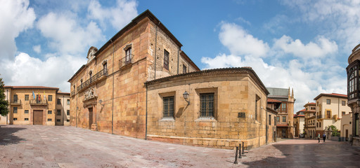 Fototapeta premium Palacio Arzobispal de Oviedo Arzobispado de Oviedo Plaza Corrada del Obispo Kirche Spanien Nordspanien Asturien (Asturias)