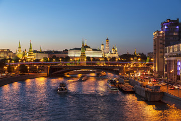 Fototapeta premium Nocne widoki Moskwy, rzeki, mostu i Kremla w Rosji