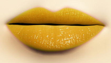 bouche lèvres rouge à lèvres jaune