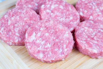 Hamburger e wustel crudi in primo piano, cerne cruda, carne da cuocere, carne da grigliare, carne...