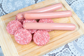Hamburger e wustel crudi in primo piano, cerne cruda, carne da cuocere, carne da grigliare, carne griglia
