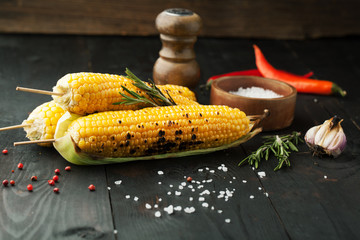 Grilled Corn on the Cob with Salt - 117099054