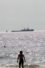 Nordseestrand im Sonnenlicht, Menschen am Strand