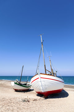 Fototapeta Fischkutter am Strand