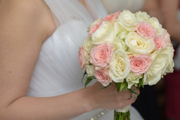 Obraz na płótnie Canvas Bride holding her roses bouquet