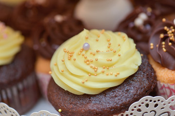 Muffins with white chocolate cream