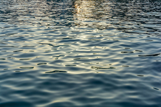 Dunkelblaues Wasser mit kleinen Wellen als Hintergrund