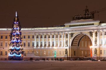 Naklejka premium ST. PETERSBURG - DECEMBER 21: Christmas tree and building of General staff on Palace square, December 21, 2010, in town St. Petersburg, Russia.