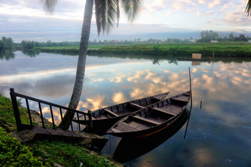 Naklejka na ściany i meble Boats in Vietnam 