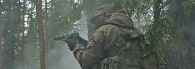Солдат с пистолетом в дыму - obrazy, fototapety, plakaty