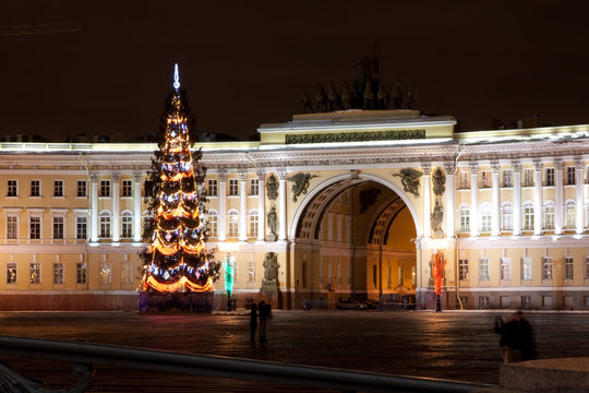 ST. PETERSBURG - January 11: Christmas tree and building of General staff on Palace square, January 11, 2011, in town St. Petersburg, Russia.