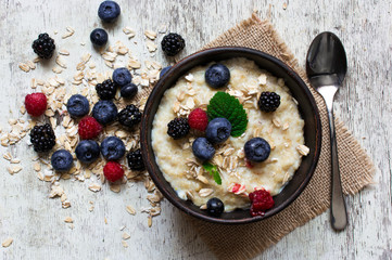 Obraz na płótnie Canvas healthy homemade oatmeal with berries for breakfast