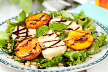 Salad with grilled halloumi cheese and peaches