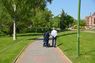 abuelos paseando con su nieto