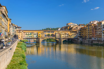 Fototapeta na wymiar Ponte Vecchio and city skyline, Florence, Italy