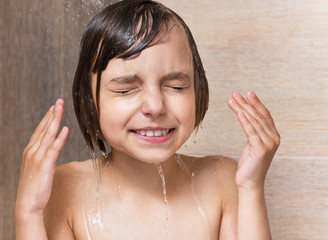 Naklejka premium Little girl in bathroom