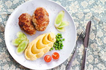 Mashed potatoes with cutlets
