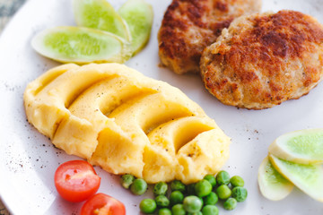 Mashed potatoes with cutlets