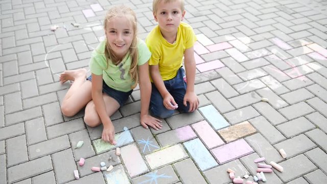 kids painting with chalk