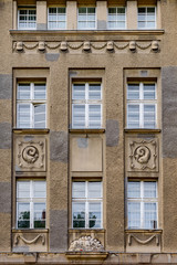 Schmuckornamente an der neoklassizistischen Fassade der alten Feuerwache in Berlin-Mariendorf