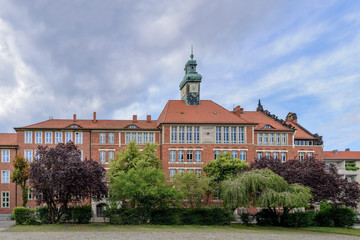 Die ehemalige Erste Gemeindeschule im historischen Dorfkern von Berlin-Mariendorf