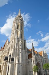 Fototapeta na wymiar Eglise Mathias de Budapest sous le soleil, ciel bleu