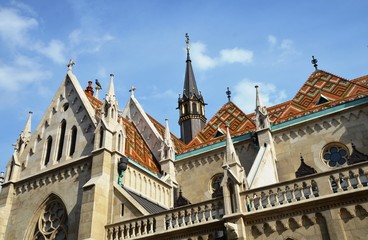 Fototapeta na wymiar Clocheton noir et tuiles de l'église Matthias, Budapest