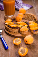 sandwich with apricot