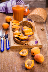 sandwich with apricot