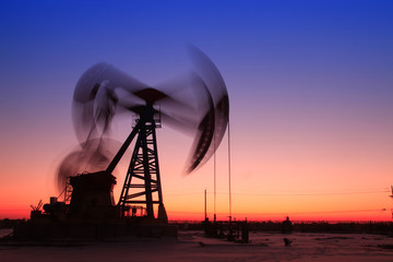 In the evening, the outline of the oil pump
