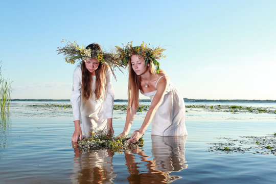 две девушки в венках в воде