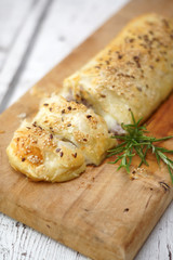 Strudel salato con salsiccia e mozzarella