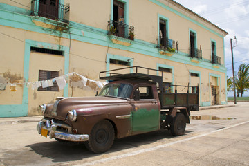 Kubanischer Oldtimer vor Haus mit Wäscheleine