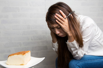 ケーキを我慢する女性