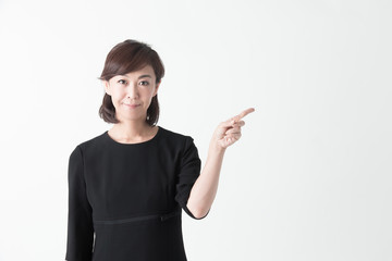 礼服のミドル女性・白バック