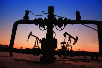 Obraz premium In the evening of oilfield pipeline silhouette