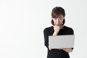礼服のミドル女性・白バック