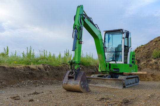 gr&uuml;ner Bagger Baustelle Neubau