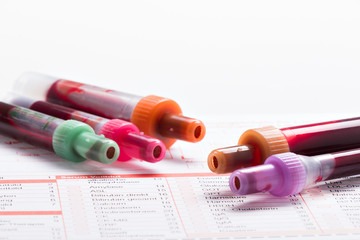 Blutuntersuchung, Blutproben auf einem Laborformular