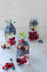 Sparkling water with berry and mint