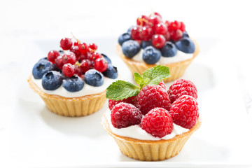 mini cakes with cream and berries