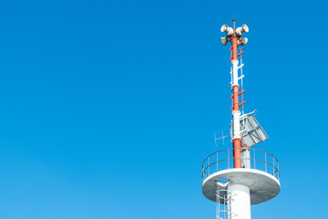Obraz premium ฺBroadcast tower with blue sky background with copy space