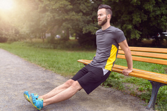 Junger Mann macht Bodyweight-Training