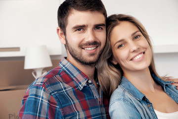 Obraz premium Young married couple smiling at camera