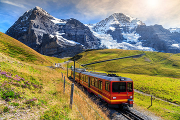 Obraz premium Elektryczny pociąg turystyczny i Eiger North face, Oberland Berneński, Szwajcaria
