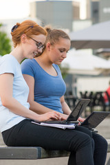 studenten arbeiten draußen am laptop