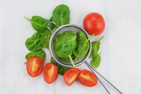 Strainer with spinach and tomato